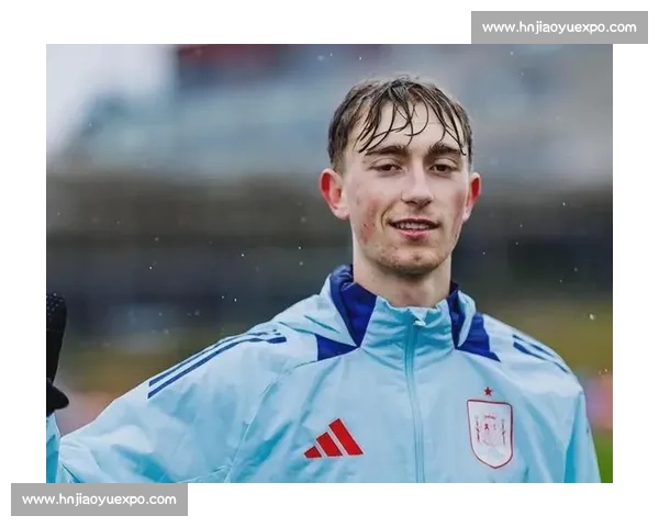 归乡观赛！赫伊森获马拉加 4 号专属球衣